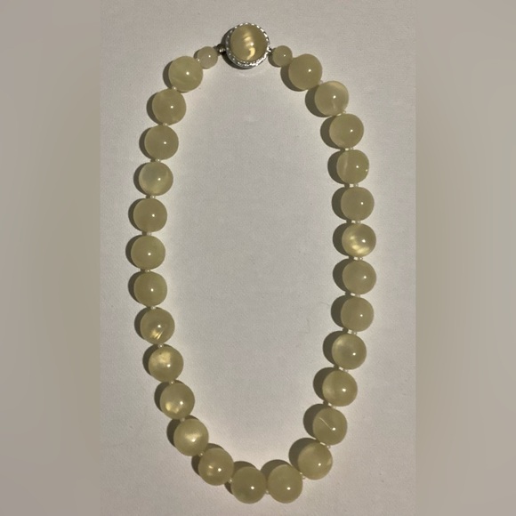 Beautiful Beaded necklace with unique Clasp - Picture 1 of 8